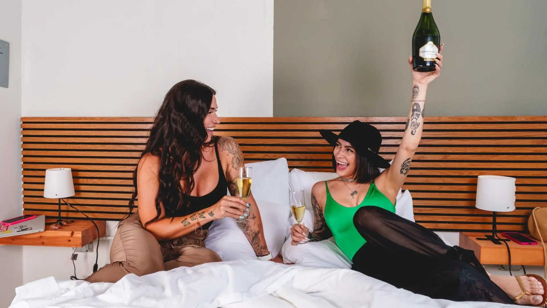 Romeo Hotel Lgbtq elérhetőségei